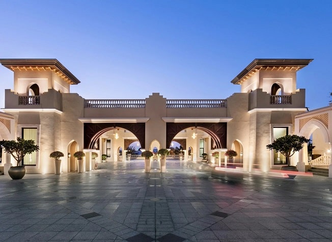 Área externa mostrando a arquitetura de um palácio árabe