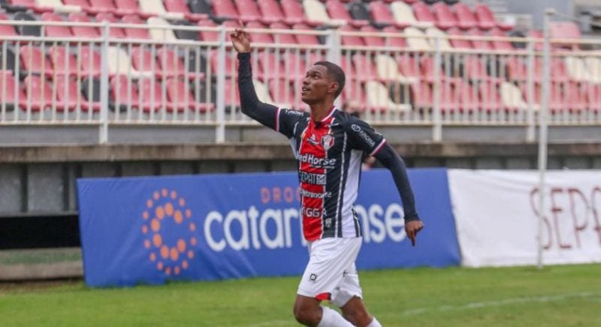 FECHADO - Apesar do anúncio oficial ainda não ter sido feito por parte do Paraná, uma imagem publicada pelo portal 'Banda B' deixou claro que o atacante Thiago Juan assinou seu acordo de empréstimo com o Tricolor da Vila e se tornou reforço ofensivo da equipe.