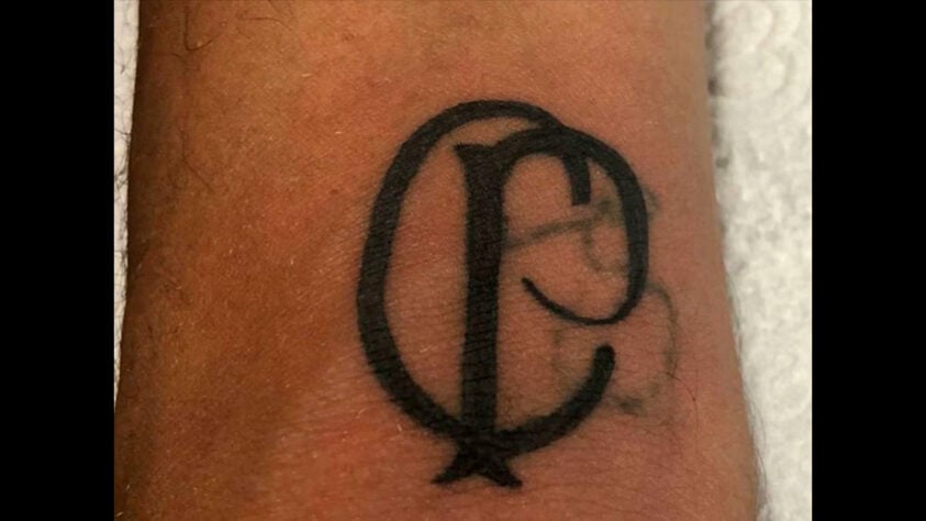 Marcelinho Carioca, o ex-jogador e craque do Corinthians, tatuou um símbolo antigo do clube onde fez história