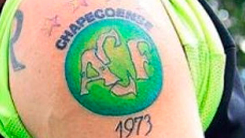 Rodrigo Gral, ex-jogador da Chapecoense, tem um escudo do clube de sua cidade natal tatuado no braço.
