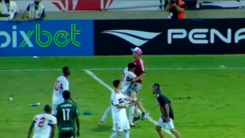 Durante a semifinal da Copinha, entre Palmeiras e São Paulo, uma cena lamentável aconteceu: torcedores do Tricolor invadiram o campo para bater nos jogadores do Palmeiras e uma faca foi arremessada no gramado.