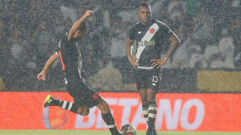 Em São Januário, o Vasco voltou a vencer no Campeonato Carioca. O Cruz-Maltino teve dificuldade, em noite chuvosa, mas bateu o Bangu por 2 a 0 pela 7ª rodada. Na etapa final, Raniel abriu o placar e Nene marcou, de falta, o seu quinto gol na competição e se isolou na artilharia. Confira as notas dos jogadores vascaíno. (Felipe Melo - felipeeduardo@lancenet.com.br).