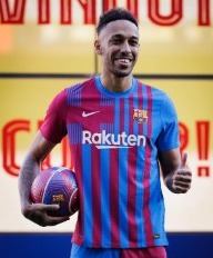 ESQUENTOU - O atacante Aubameyang deverá decidir seu futuro nos próximos dias. Desejado por Thomas Tuchel, comandante do Chelsea, o atleta tem pouco mais de 15 dias para voltar à Premier League ou seguir atuando no Barcelona. De acordo com fontes próximas ao jogador ouvidas pelo "Mundo Deportivo", o camisa 17 "é muito feliz no Barça e em Barcelona". Apesar da chegada de Lewandowski, o centroavante estaria disposto a lutar por uma vaga na equipe.