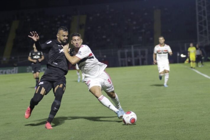 O São Paulo segue sem vencer no Campeonato Paulista. Em jogo realizado no Nabi Abi Chedid, o time de Rogério Ceni enfrentou o Red Bull Bragantino na noite desta quinta-feira (3) em jogo de sete gols: 4 a 3 para os donos da casa. O São Paulo ficou duas vezes atrás do placar, mas conseguiu virar. No entanto, acabou sofrendo o quarto gol no final.  (Por Rafaela Cardoso)