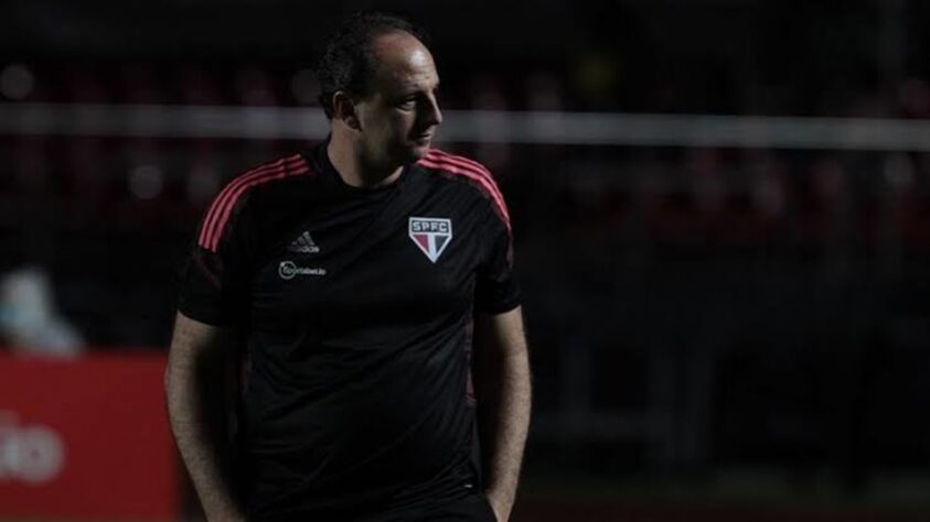 ESQUENTOU - Após a derrota do São Paulo para o Red Bull Bragantino, por 4 a 3, fora de casa, o técnico Rogério Ceni falou sobre a procura do Tricolor em duas posições específicas: um zagueiro e um volante mais alto. 