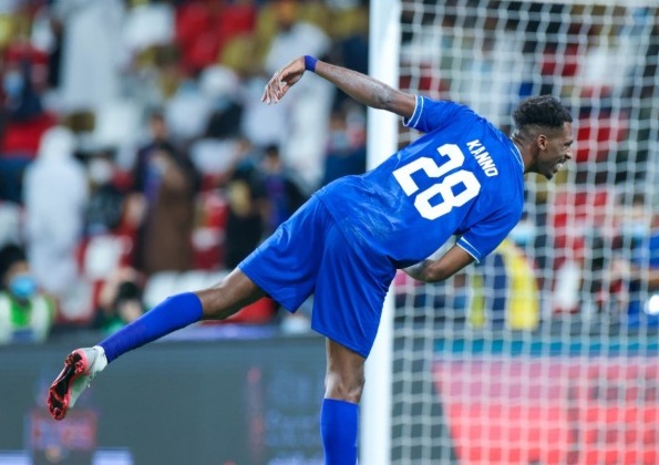 Cuéllar e Mohamed Kanno formaram a dupla de volantes do Al Hilal contra o Al Jazira e eles se complementam bem. Cuéllar atua mais recuado, dando liberdade para seus companheiros de meio-campo e ataque jogarem avançados. Já Kanno, autor de um gol na partida, corre o campo todo, se apresenta no ataque e sua intensidade representa bem o estilo de jogo da equipe.