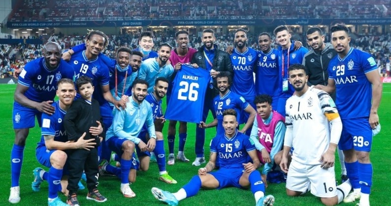 O Al Hilal, clube mais poderoso da Arábia Saudita e campeão da Ásia, goleou, com autoridade, o Al Jazira (EAU) por 6 a 1. O time é recheado de jogadores bons e caros, e promete endurecer a partida contra o Chelsea, na semifinal do Mundial, nesta quarta-feira. Confira pontos fortes e fracos do Al Hilal!