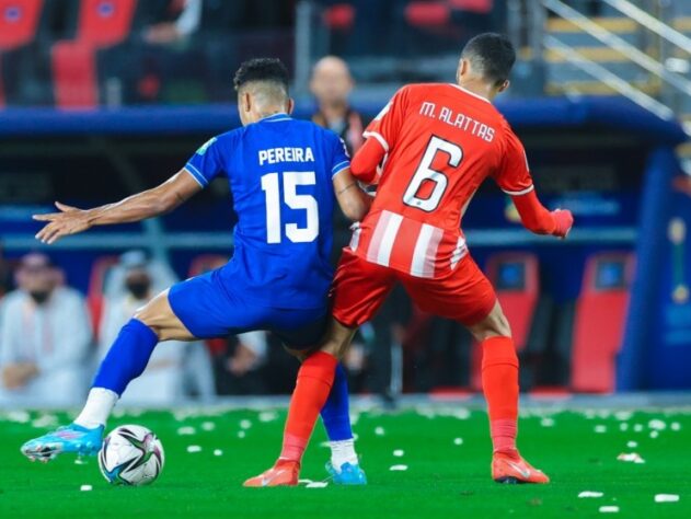 Quando o Al Jazira pressionava a saída de bola do Al Hilal, seja por desatenção ou falta de qualidade técnica, os jogadores do time da Arábia Saudita se enrolavam e concediam chances claras para o adversário.