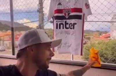 Cicinho, ex-São Paulo e comentarista do SBT, postou um vídeo com um porquinho 'olhando as três estrelas do tri Mundial' da camisa do São Paulo.