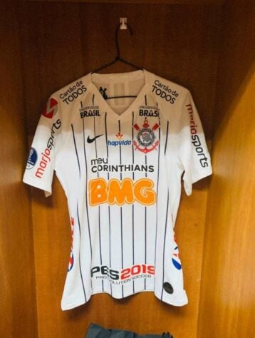 Em 2019, o Corinthians teve uma camisa recheada de patrocínios, em diferentes cantos.