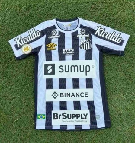 Na última temporada, o Santos, atravessando uma crise, teve uniforme com muitos patrocinadores.