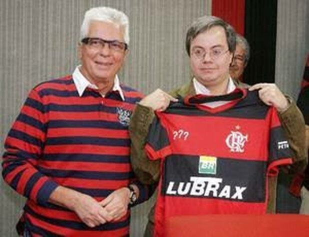 Em 2008, após acordo com a Nike chegar ao fim, o Flamengo estava em busca de um novo fornecedor de material e colocou pontos de interrogação no local em que fica a marca.