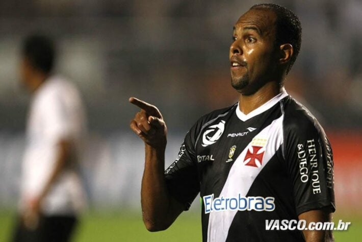 Nas quartas de final da Libertadores 2012, contra o Corinthians, O Vasco teve o patrocínio da dupla Henrique e Diego nas mangas.
