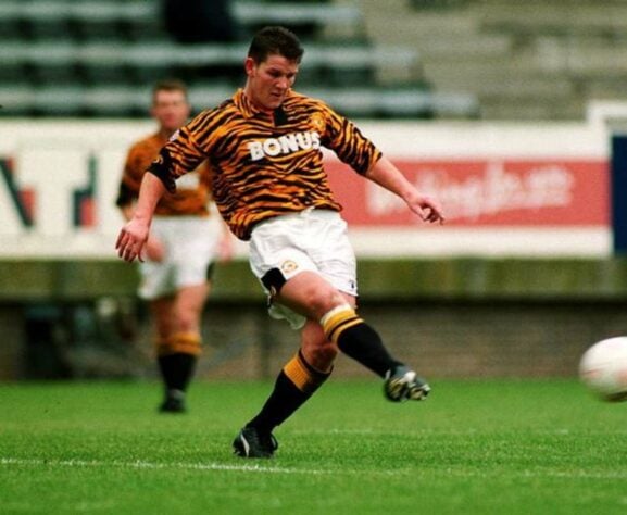 O Hull City, da Inglaterra, decidiu homenagear seu mascote, o tigre, na camisa, em 1992.