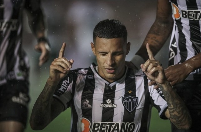 Atlético-MG - Tendo 13 patrocínios, o Galo arrecadou R$ 60 milhões em 2021.