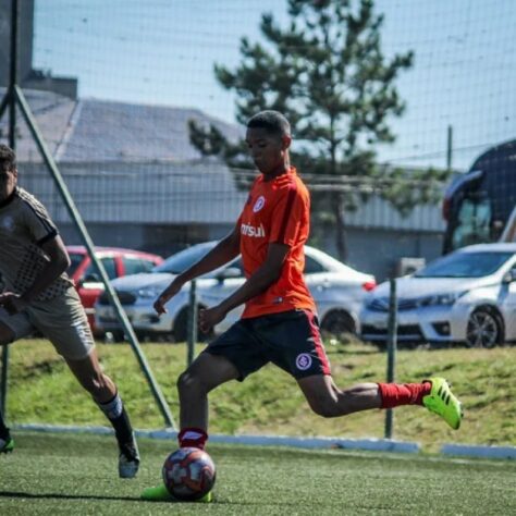 ESQUENTOU - Conhecido por sua força nas categorias de base, o Internacional vê no jovem Kaio, de apenas 15 anos, potencial para brilhar com as cores do Colorado. No clube desde o final de 2021, o jogador assinou seu primeiro contrato de formação com a equipe gaúcha.