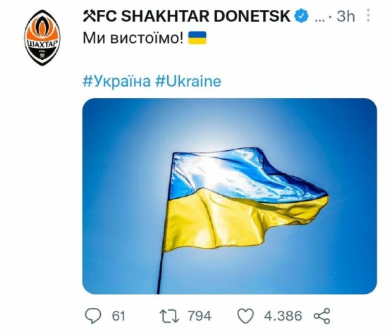 O Shakhtar fez uma postagem nas redes sociais em apoio à Ucrânia. No post, há a imagem da bandeira ucraniana e a frase "Nós vamos ficar".