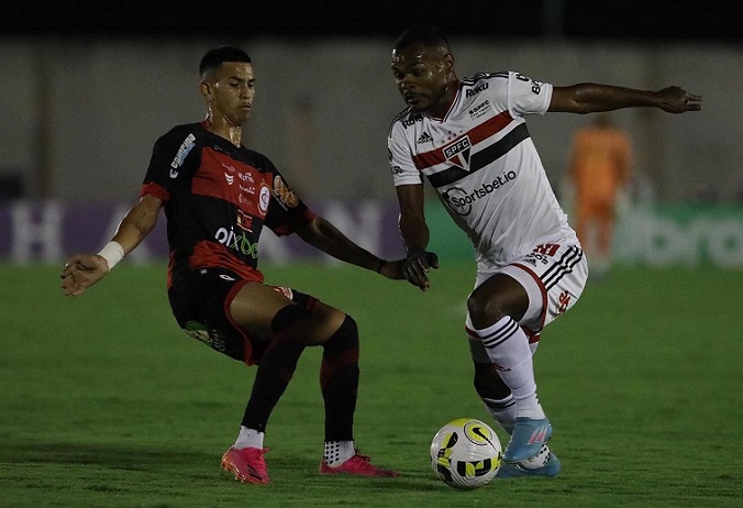 CAMPINENSE - Sobe: Mauro Iguatu - Fez diversas defesas complicadas, teve uma ótima atuação e foi um dos grandes destaques do Campinense. Impediu várias chances difíceis que o São Paulo criou.//Desce: Parte ofensiva - Equipe atacou pouco e quase não criou pressão em cima do Tricolor. Começou a arriscar mais no final do segundo tempo apenas.