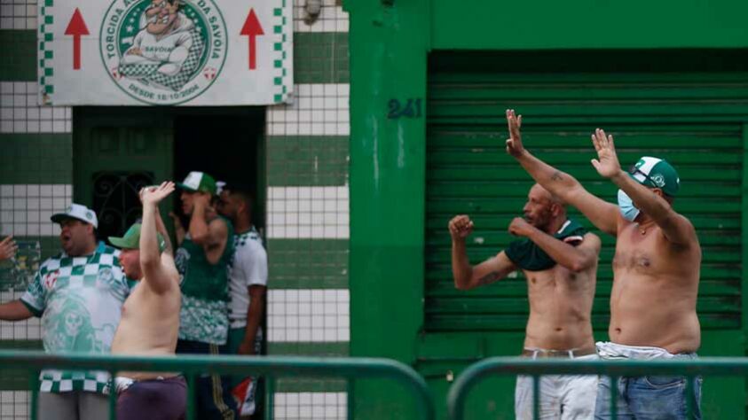 Torcedores travaram uma batalha com a Polícia Militar, jogando grades e objetos nos guardas, que devolviam com bombas de gás e balas e borracha.