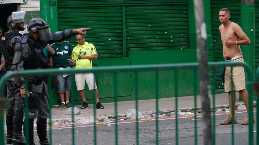 Após a partida entre Palmeiras 1 x 2 Chelsea, válida pela final do Mundial de Clubes 2021, os arredores do Allianz Parque, estádio do Verdão, se transformaram em uma zona de guerra e ocorreram brigas entre os próprios torcedores. Veja as fotos.