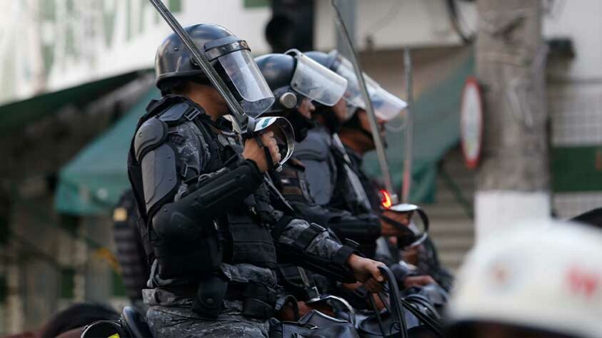 A polícia usou cassetetes para dispersar os torcedores que brigavam na rua. 