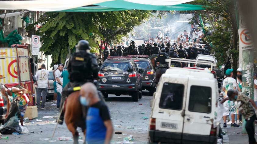 Fumaça originada das bombas de efeito moral lançadas pela Polícia Militar.