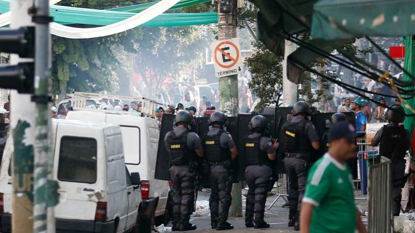 Foi visto um indivíduo com uma arma na mão e que atirou diversas vezes. Um torcedor foi baleado e levado para o hospital, porém acabou não sobrevivendo.