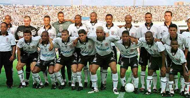 A equipe do Corinthians no jogo de ida da final de 1999 foi: Maurício; Índio, Gamarra, Nenê e Silvinho; Vampeta, Rincón, Ricardinho e Marcelinho Carioca; Edílson e Fernando Baiano (Dinei). O técnico era Oswaldo de Oliveira.