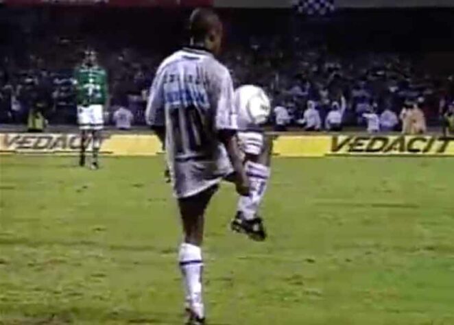 Corinthians - 1999: A última final da década de 90 foi cheia de rivalidade e confusão. O Timão venceu o Palmeiras no primeiro jogo por 3 a 0, encaminhado o título. O segundo jogo terminou 2 a 2 aos 31 do segundo tempo. Isso porque  Edílson provocou o time palmeirense fazendo "embaixadas" com a bola, irritando atletas como Júnior e Paulo Nunes, que partiram pra cima do corintiano. A partir dali, a pancadaria foi generalizada em campo. 