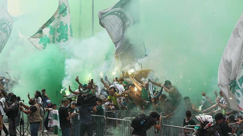 Na manhã desta quarta-feira, a torcida do Palmeiras foi até a porta da Academia de Futebol para se despedir do elenco e fazer a festa antes do embarque para o Mundial de Clubes, que acontece em Abu Dhabi, nos Emirados Árabes Unidos. Confira, na galeria a seguir, as fotos da festa: