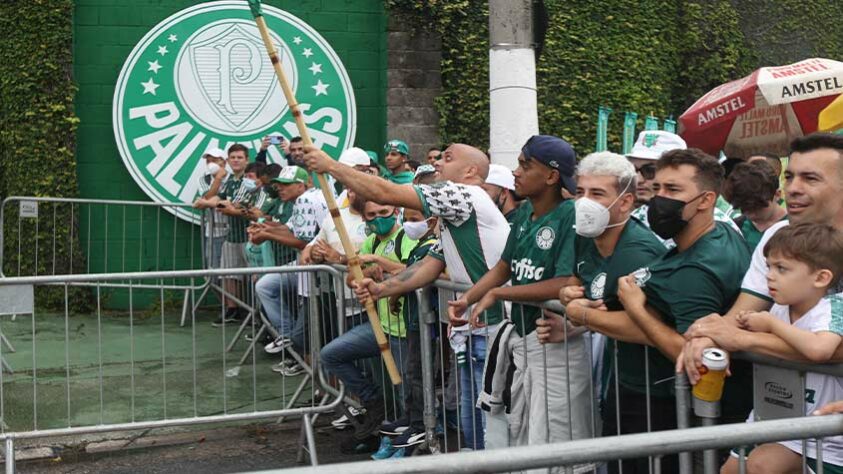 Torcedores do Palmeiras fizeram a festa em frente à Academia de Futebol para dar força ao elenco que embarcava para o Mundial de Clubes, em Abu Dhabi, nos Emirados Árabes Unidos.