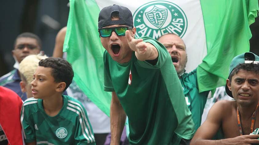 Torcedores do Palmeiras fizeram a festa em frente à Academia de Futebol para dar força ao elenco que embarcava para o Mundial de Clubes, em Abu Dhabi, nos Emirados Árabes Unidos.