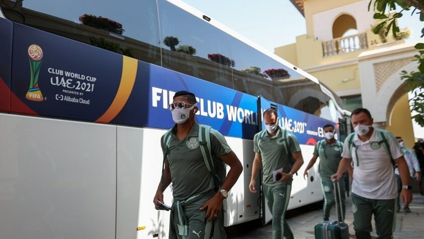 Jogadores chegando ao hotel da delegação em Abu Dhabi.