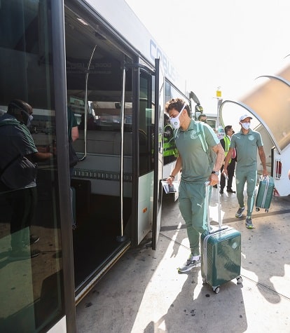 Veiga entrando no ônibus no aeroporto.