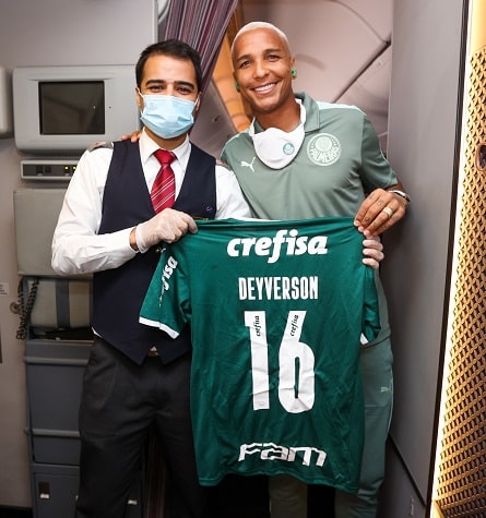 Herói do título da Libertadores, Deyverson tira foto ao lado de comissário de bordo.