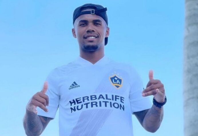 FECHADO! - Diversas fontes já apontam que existe um acordo verbal avançado para que Douglas Costa se torne reforço do Los Angeles Galaxy, mas uma imagem vazada praticamente confirma o acerto. O atacante, que recentemente rescindiu seu acordo com o Grêmio, apareceu vestindo a camisa do clube da MLS mesmo antes de qualquer anúncio oficial.