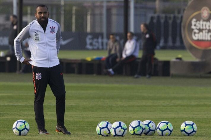 Desde 2015 treinando a base do Corinthians e recebendo uma oportunidade maior em 2020, Coelho não correspondeu e logo foi demitido do cargo. Reconhecido pelo seu trabalho com os jovens, foi chamado pela Portimonense para trabalhar com o time sub-23.