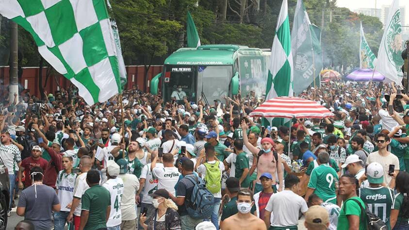 Torcedores do Palmeiras fizeram a festa em frente à Academia de Futebol para dar força ao elenco que embarcava para o Mundial de Clubes, em Abu Dhabi, nos Emirados Árabes Unidos.