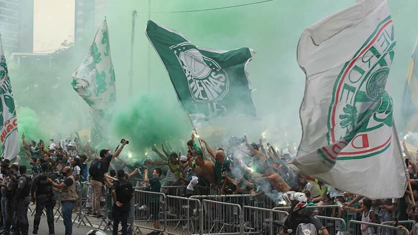 Torcedores do Palmeiras fizeram a festa em frente à Academia de Futebol para dar força ao elenco que embarcava para o Mundial de Clubes, em Abu Dhabi, nos Emirados Árabes Unidos.