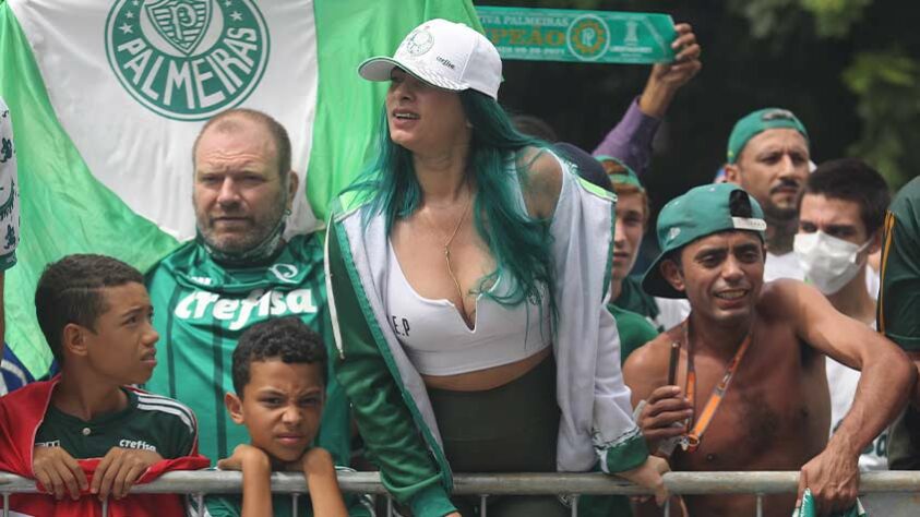 Torcedores do Palmeiras fizeram a festa em frente à Academia de Futebol para dar força ao elenco que embarcava para o Mundial de Clubes, em Abu Dhabi, nos Emirados Árabes Unidos.