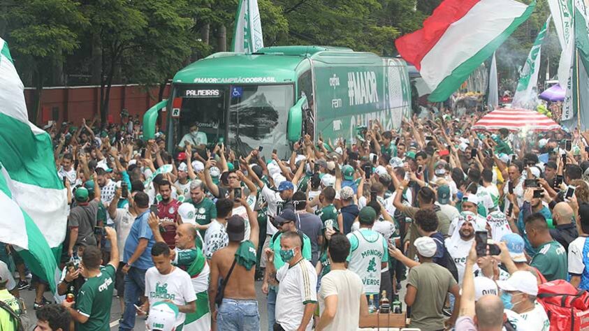 Torcedores do Palmeiras fizeram a festa em frente à Academia de Futebol para dar força ao elenco que embarcava para o Mundial de Clubes, em Abu Dhabi, nos Emirados Árabes Unidos.