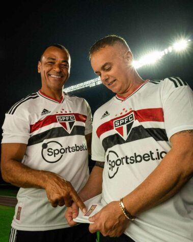 Nesta sexta-feira (11), o São Paulo divulgou a nova camisa para esta temporada. A peça faz homenagem ao primeiro título da Libertadores do clube, em 1992, que completa 30 anos. Veja na galeria mais imagens e detalhes do uniforme