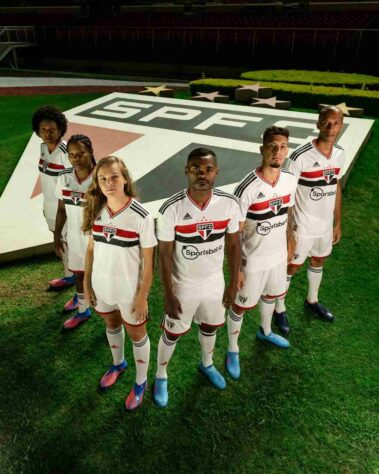 Jogadores do atual elenco, tanto masculino, quanto feminino, posaram com o novo uniforme.