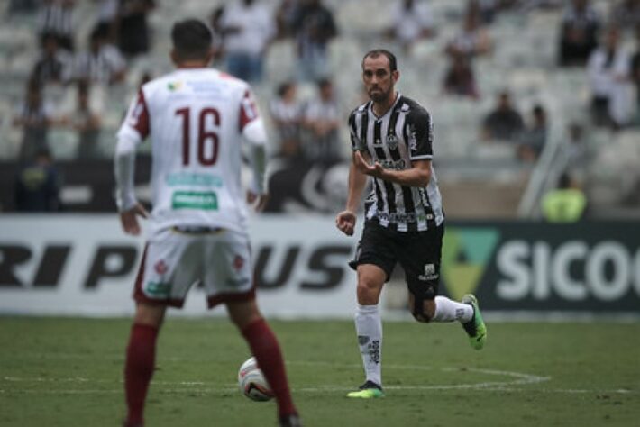 Diego Godín chegou ao Atlético-MG para substituir o paraguaio Júnior Alonso, vendido ao Krasnodar (RUS), e agregar com sua experiência. Porém, as atuações não empolgaram e o Galo contou com a volta de Jr por empréstimo, que rapidamente retomou a vaga de titular. Com poucas chances e titular de sua seleção, o uruguaio  precisa de mais minutos em campo e revelou ter conversas com o Velez Sarsfield (ARG). 