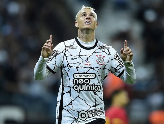 Pela 33ª rodada do Campeonato Brasileiro, o Corinthians foi até a Vila Belmiro encarar o Santos e venceu, por 1 a 0, com gol do Róger Guedes. Em um clímax que insinuava uma derrota da equipe Alvinegra da capital por conta da expulsão do Yuri Alberto, as coisas mudaram no segundo tempo. No estádio do Peixe, diversas comemorações em homenagem ao Pelé, lendário camisa 10 do time do litoral, foram realizadas. Todavia, em uma jogada individual, Róger Guedes, camisa 10 da Fiel, definiu a partida. Veja as notas dos jogadores do Timão! (feito por Gabriel Teles)