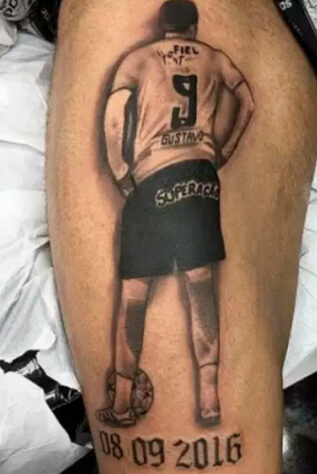 Gustavo fez uma tatuagem em homenagem ao dia em que estreou com a camisa do Corinthians.