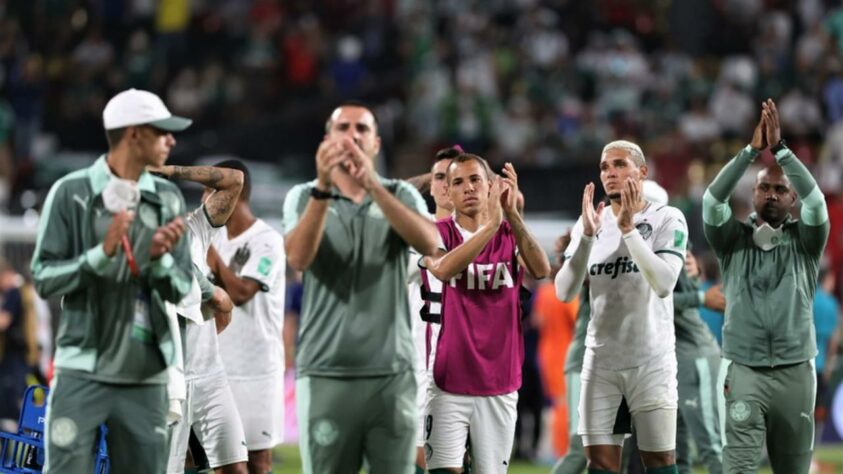 Jogadores do Palmeiras agradecem à torcida alviverde, que marcou presença em maior número no estádio.