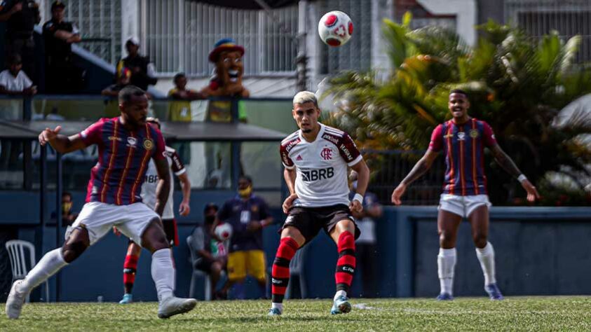 O Flamengo visitou o Madureira, nesta quarta, no Conselheiro Galvão e venceu por 2 a 1, de virada, pela Taça Guanabara. O grande nome da vitória foi Willian Arão, que substituiu Andreas Pereira, fez um gol e deu assistência para outro. Confira as atuações na galeria! (Por Matheus Dantas - matheusdantas@lancenet.com.br) 