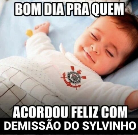 Queda de Sylvinho rendeu memes e fez a alegria dos torcedores do Corinthians nas redes sociais.