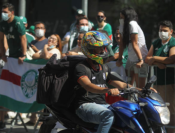 Motoboy com uma camisa do Chelsea passou em frente ao CT do Palmeiras e não agradou os torcedores.